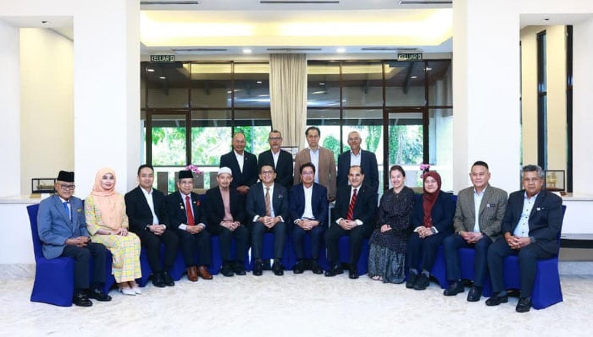 国会反贪污特别委员会成员及反贪会代表合影。前左6起为莫哈末沙哈及阿占巴基。