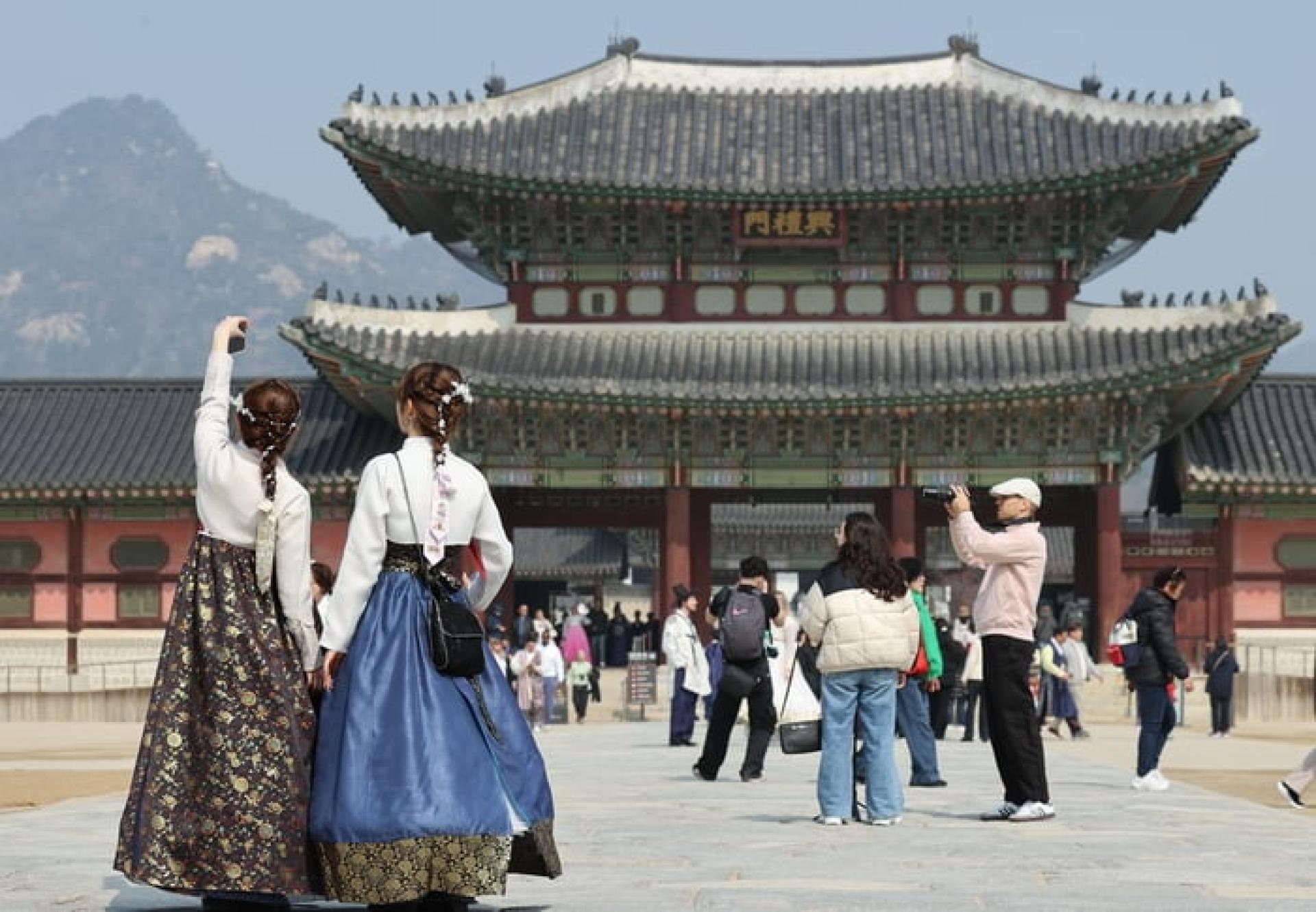 随着北京呼吁民众避免前往日本，直接影响旅游市场走向，不少原计划赴日的中国游客转向韩国。