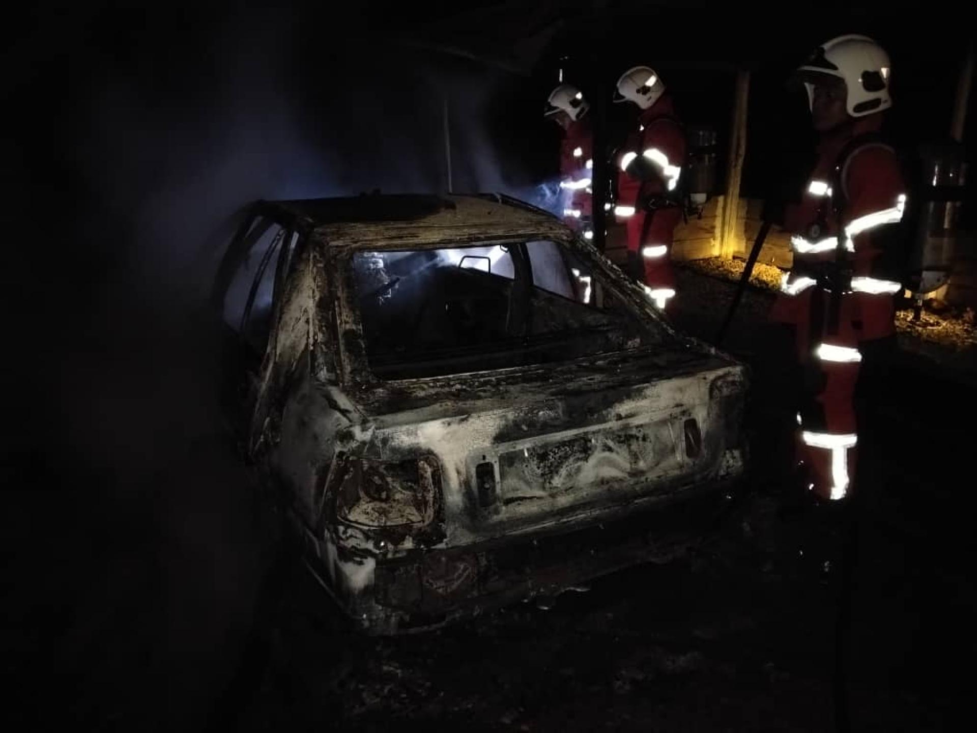 轿车着火，消拯员赶到扑灭火势，车辆已烧成废铁。