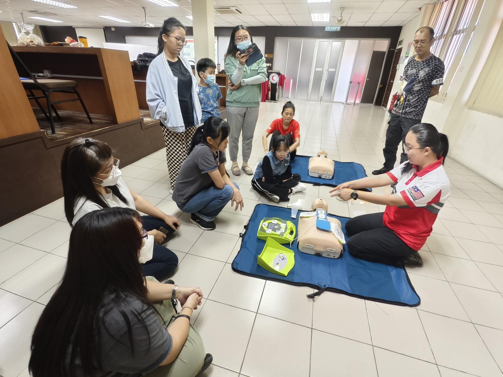 谢姿莹讲解心肺复苏术与自动体外心脏除颤器的正确急救步骤。