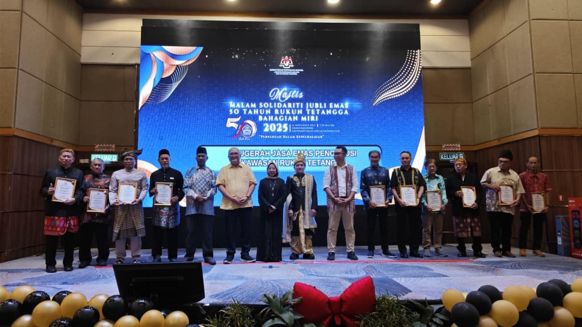 美里山顶花园睦邻委员会主席杨子贞（右4）获颁睦邻委员会“主席金奖”后，与美里市长兼埔奕区议员俞小珊（左6）、砂妇女、儿童及社区和谐发展部副部长罗茜（左7）以及其它得奖者合影。