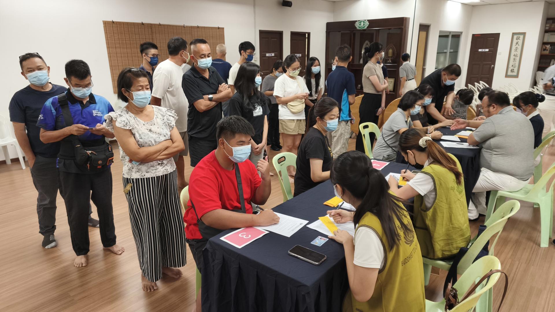 美里慈济免费接种流感疫苗，惠益530人，且接种疫苗工作在医护团队与志工无缝协作下，从登记、动线安排、问诊到施打疫苗，流程井然有序。