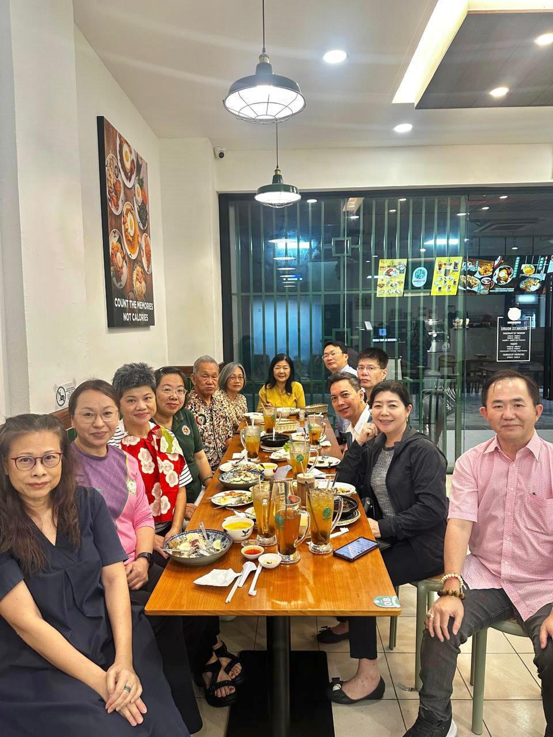 出席筹委会摄于会议上。