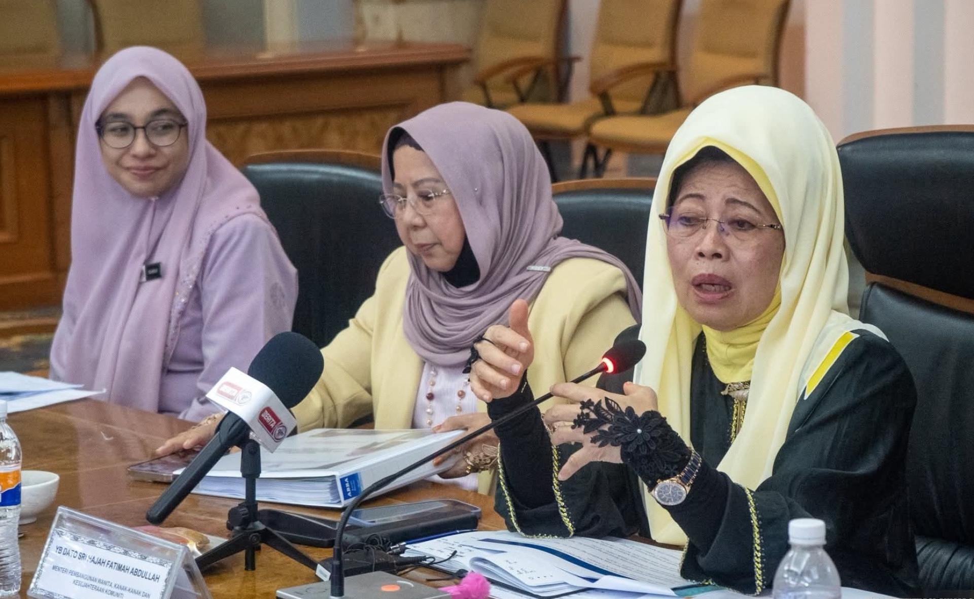 拿督斯里陈赛明（右）在发布会上发言。