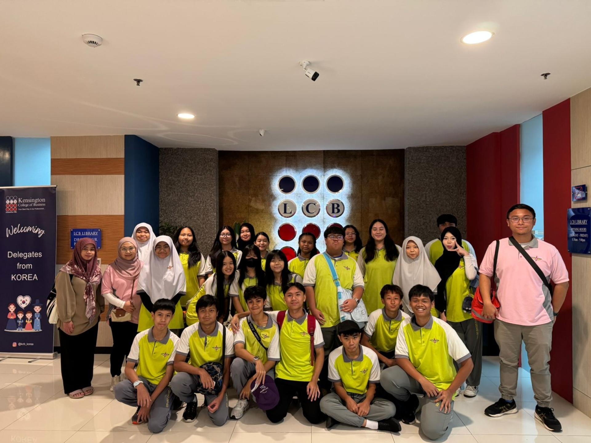 4位老师带领46名九年级学生参观Laksamana商学院。