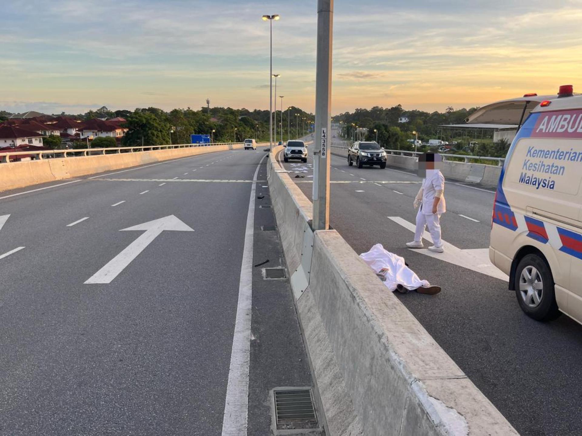 一名17岁本地男子骑乘摩托车时失控，导致撞上道路隔离带，当场身亡。