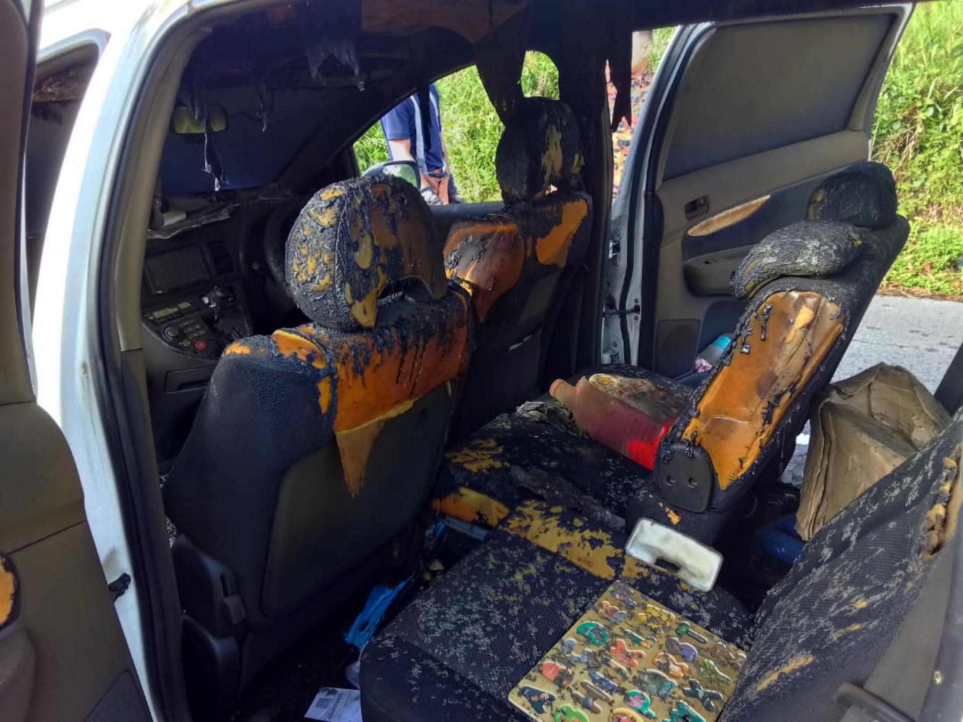 轿车内部30%被烧毁。