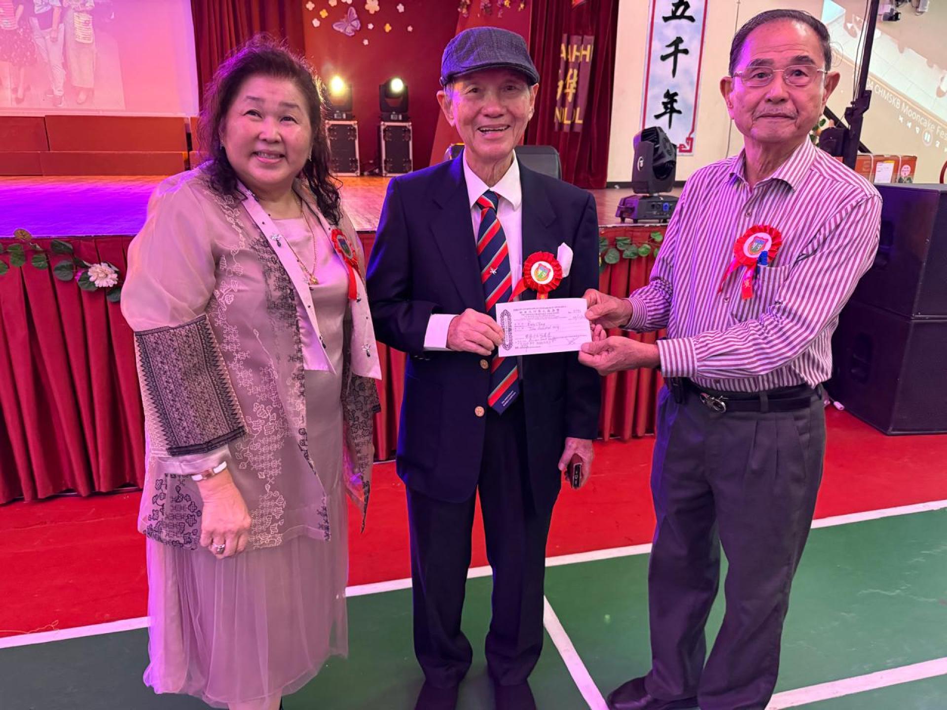 张四贵移交善款予慈善会会长孙胜利。