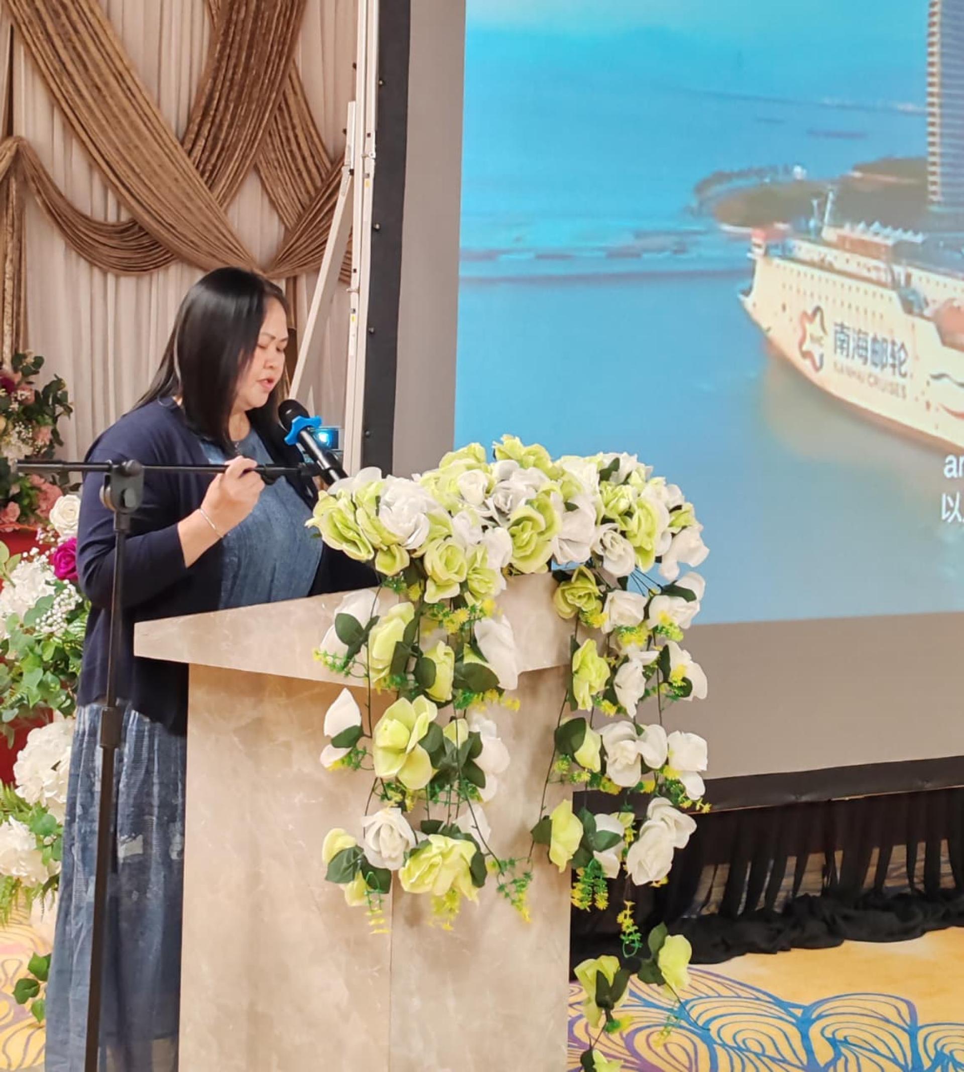 飞美旅行社出境经理林珍丽在会上致词。