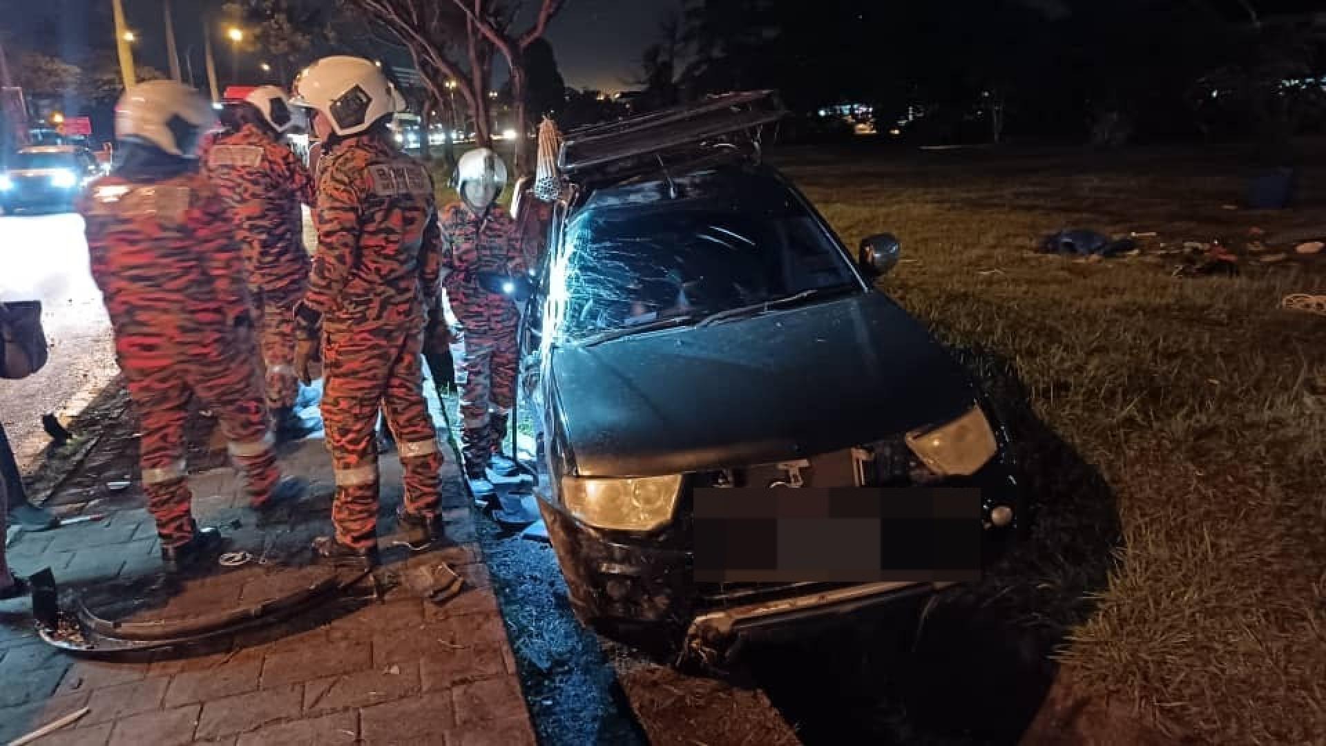 抵达后的消拯人员查看肇祸车辆。