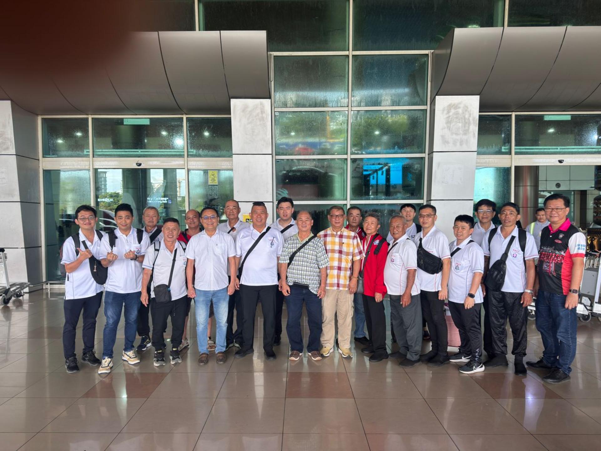 古晋潮州公会会长兼乙巳年“冬祭追思普渡法会”大会主席陈家福（前排左4）联同秘书长郭景盛(右1)（前排右7）在古晋国际机场迎接由修德善堂法务团经乐股主任许佑強（前排左5）带领的柔佛麻坡修德善堂法务团人员。