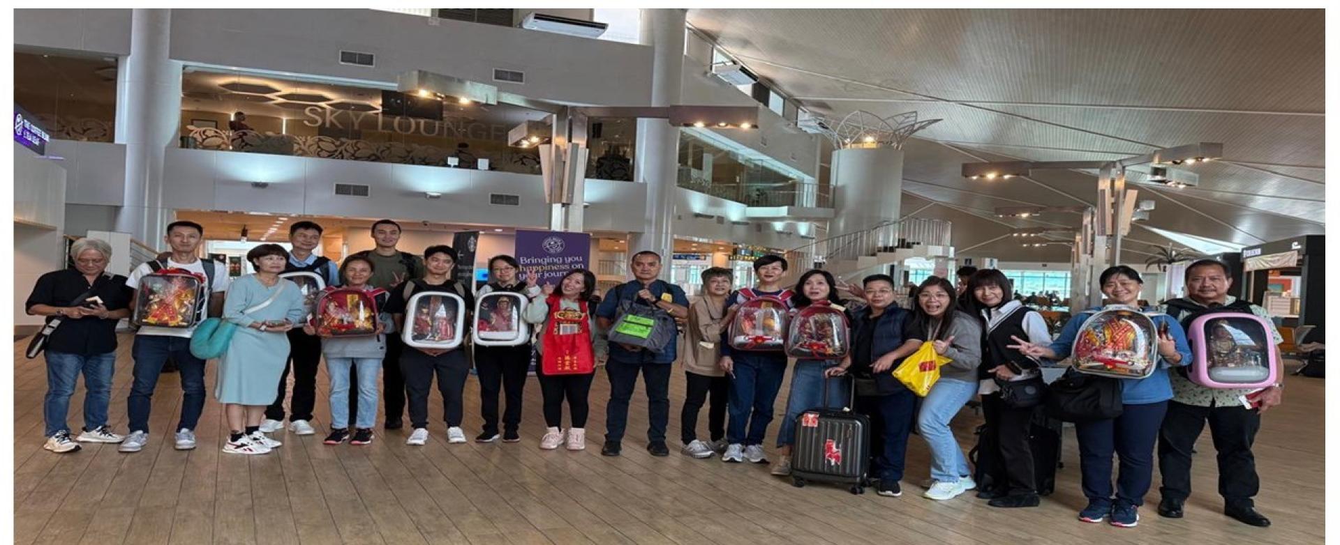 汶莱腾殿代表团在机场合影