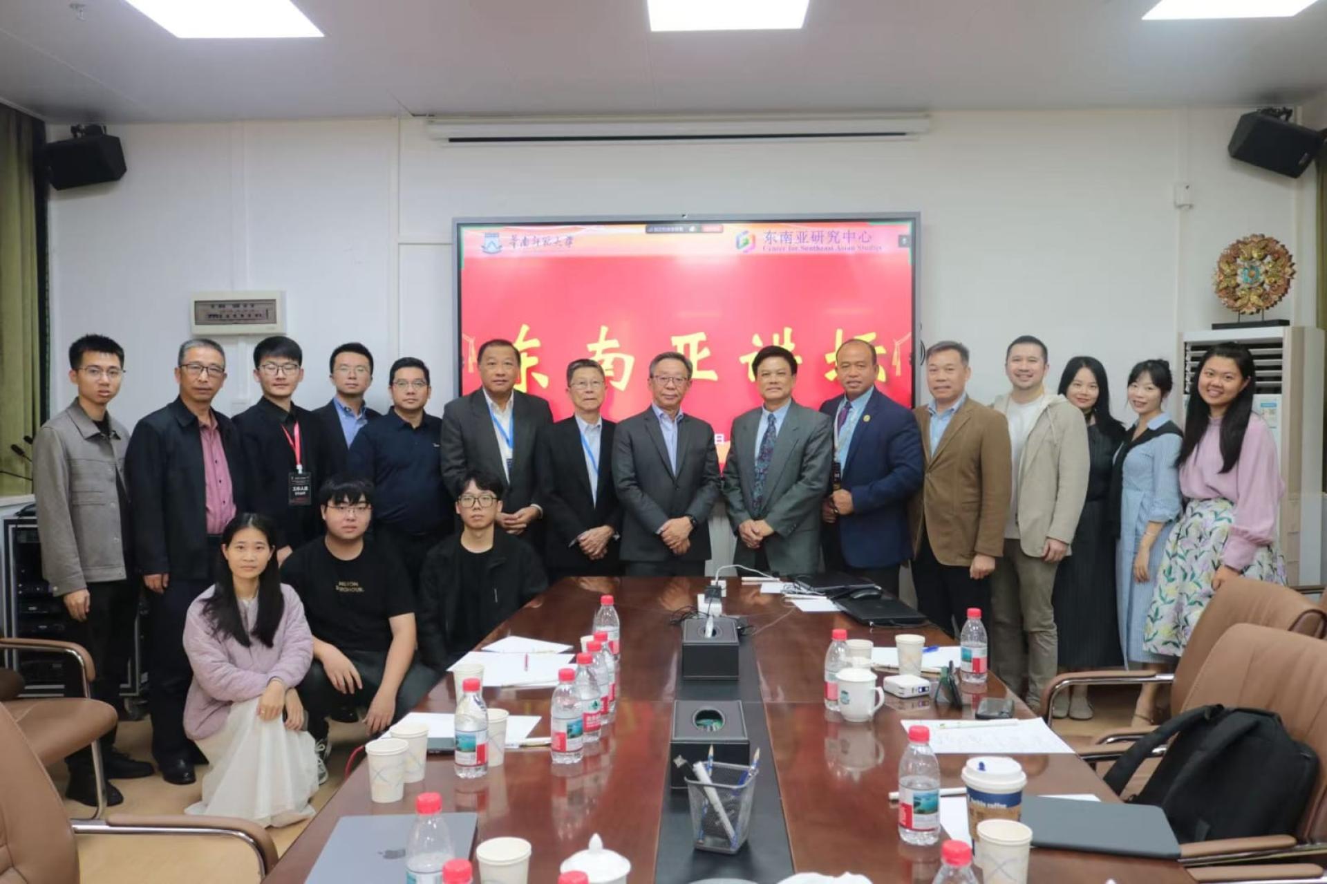 参加“东南亚讲坛”专题学术报告会的部分成员合影。右起为赵凯莉博士、吴静玲博士、夏梦真博士、云昌耀博士，右六起为柬埔寨西纳诺姆教授、主持人柯森教授、主讲人新加坡社会科学大学校长陈大荣教授、沈仁祥及一众学术界成员。