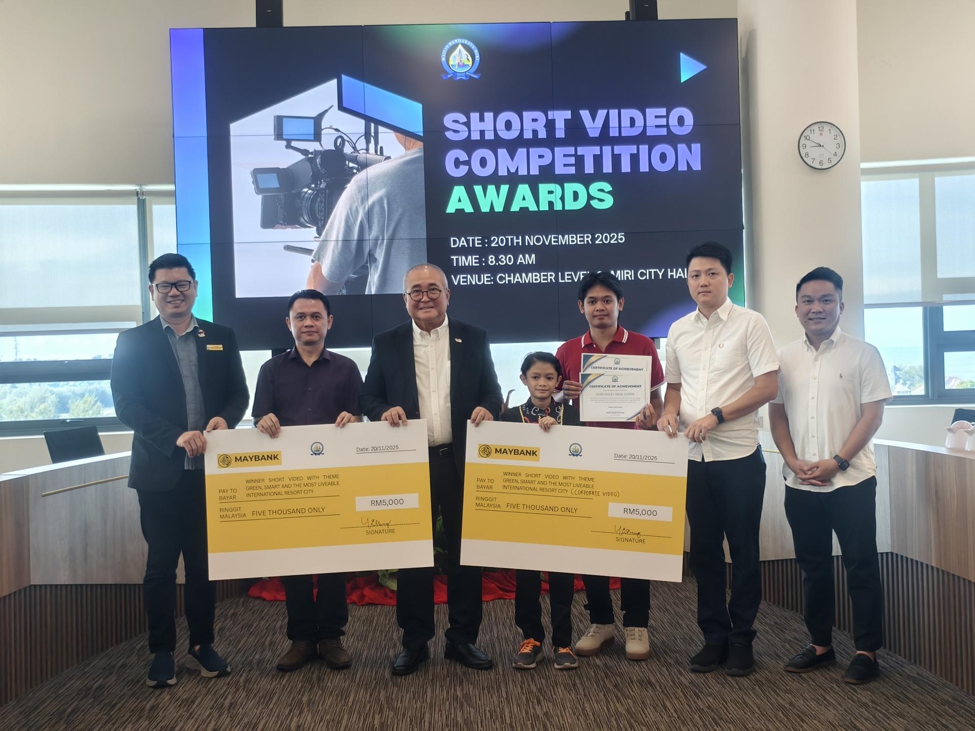 美里市长俞小珊（左3）颁奖予美里市政局“2025短视频大赛”两组获奖者奖状与奖金合影留念。左为美里市政局旅游发展工作小组主席兼市议员范宏祥、筹备会主席杨智超市议员（右2）及副筹备会主席法兰克林市议员（右1）。