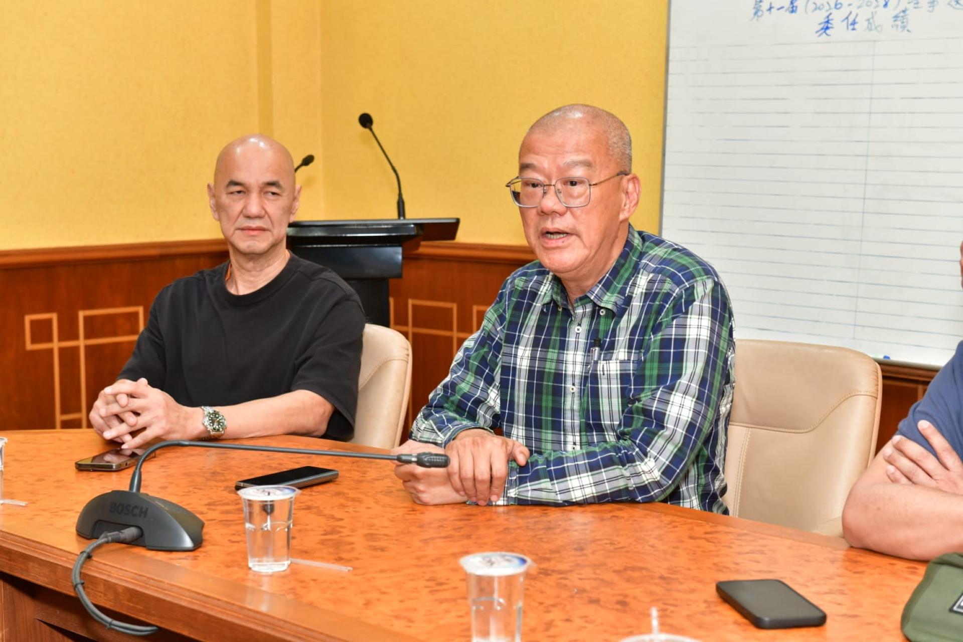 选举委员会主任方延和主持委任会议时摄