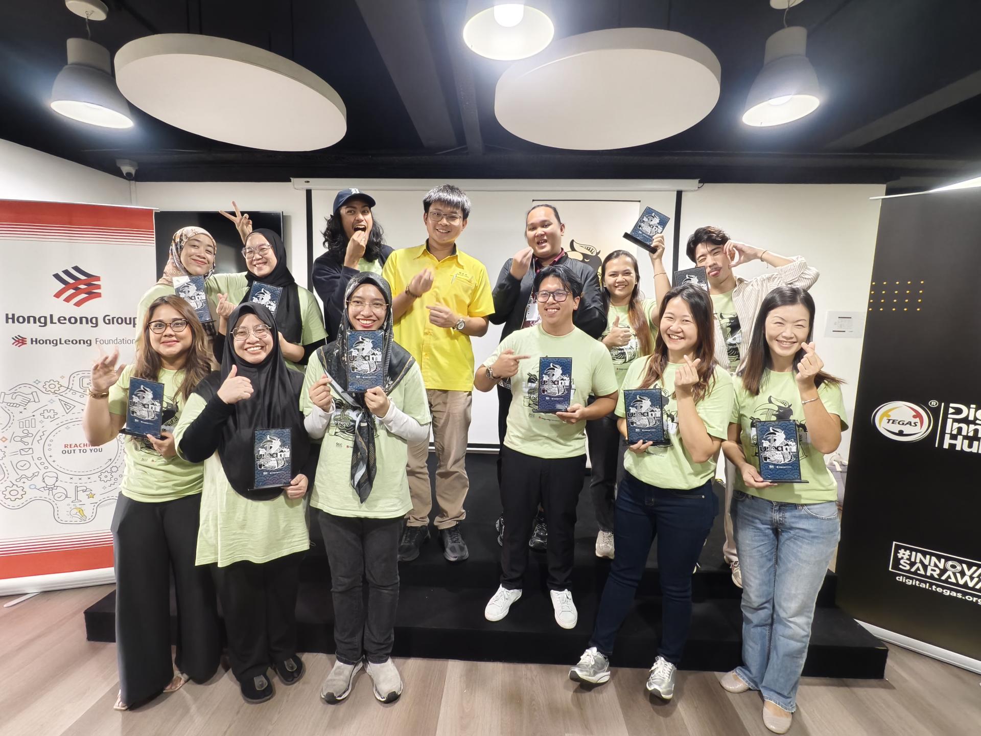 经过10周的强化培训和30多节涵盖商业敏锐度和食品创新主题的课程，UMAMI 2025项目第二阶段正式结束，10位来自美里的餐饮企业家结业典礼合影。后排左3起为SAGO 集团董事阿里夫及砂旅游部副部长拿督陈超耀的代表谢家洪。