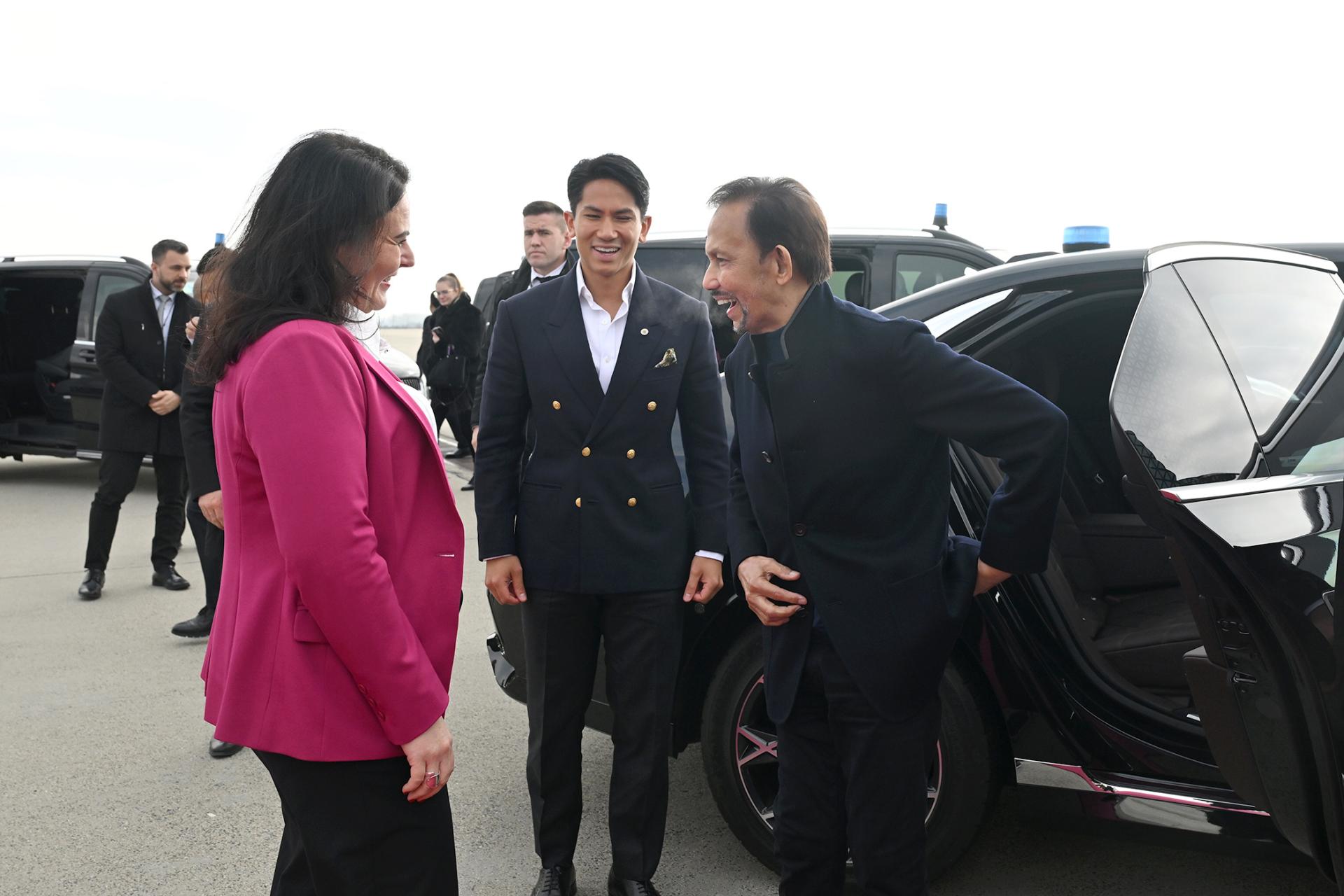 桑多尔宫礼宾处处长 Katinka Kónya向苏丹告别