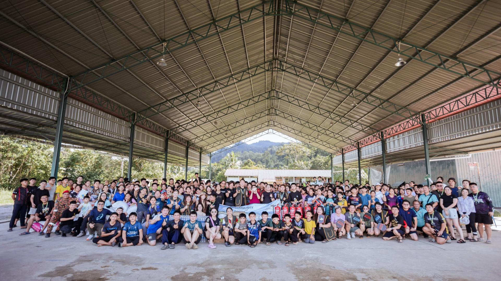 天猛公拿督拉瓦爪国中全体师生、美里社区关怀团队、马鲁帝消拯队伍及村民参与消防安全与灭火器示范讲座后合影。