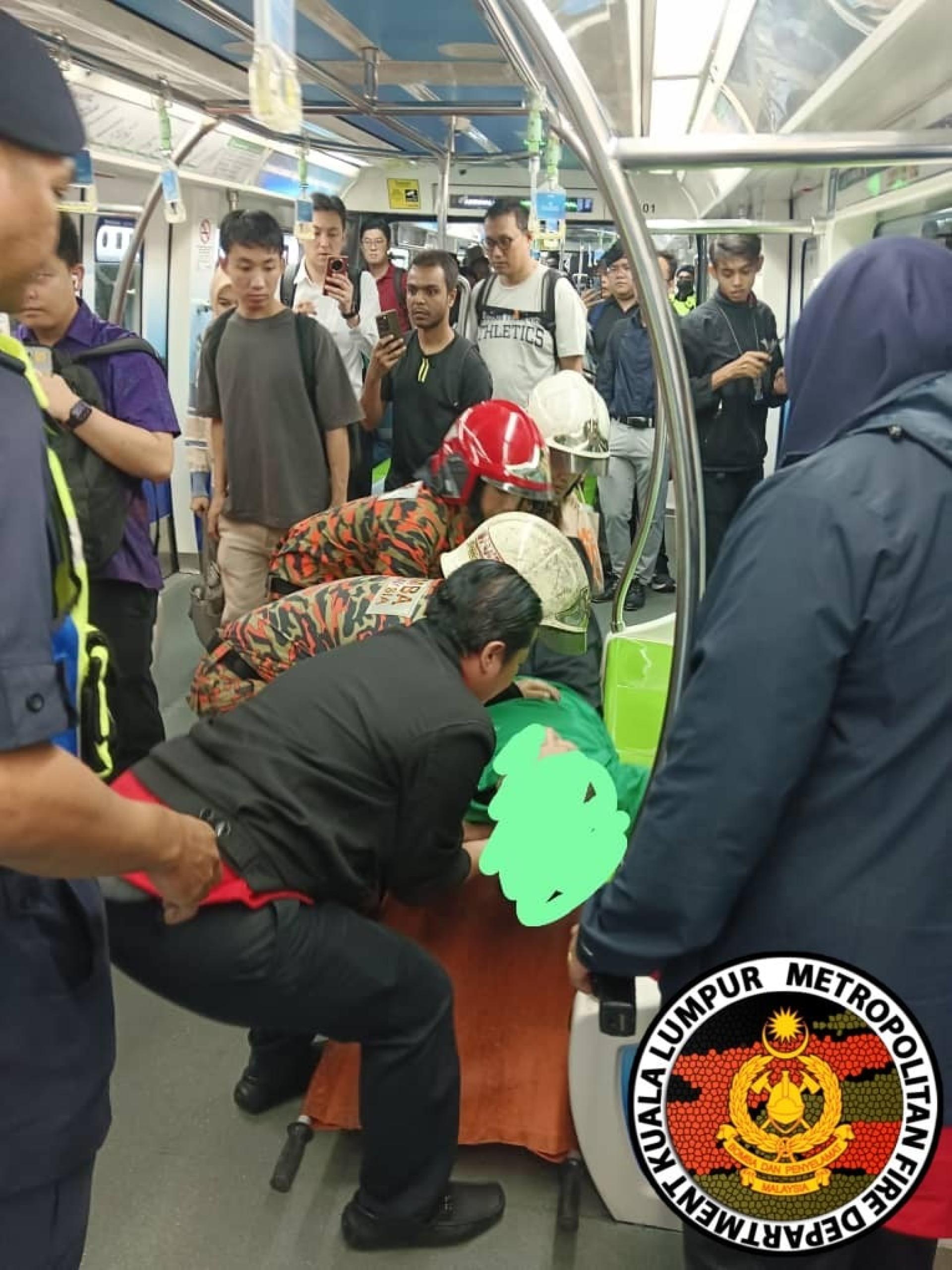 消拯员用担架安排把女子从车厢移出来。