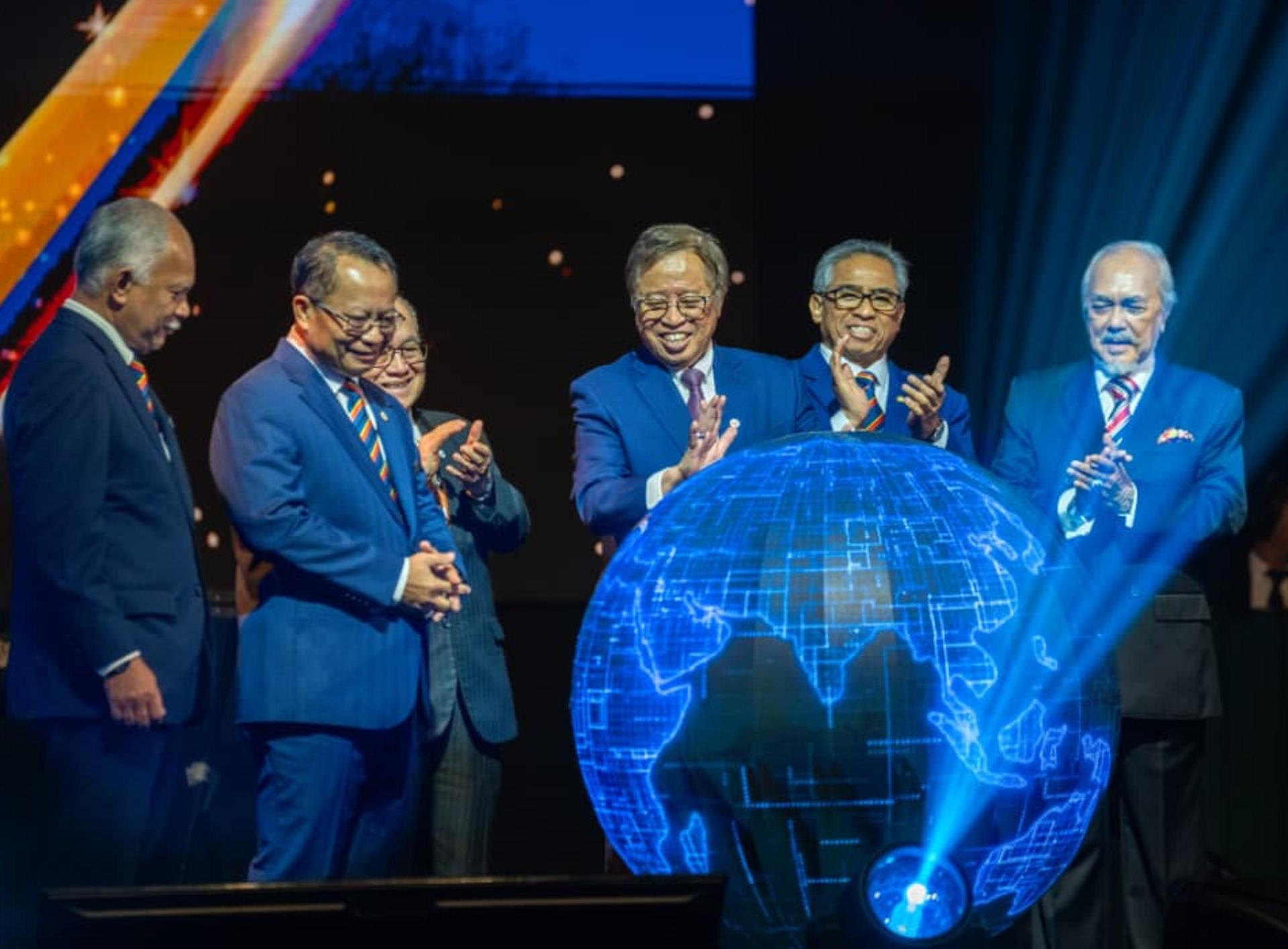 总理阿邦佐哈里（中）为砂公务员日活动主持仪式。