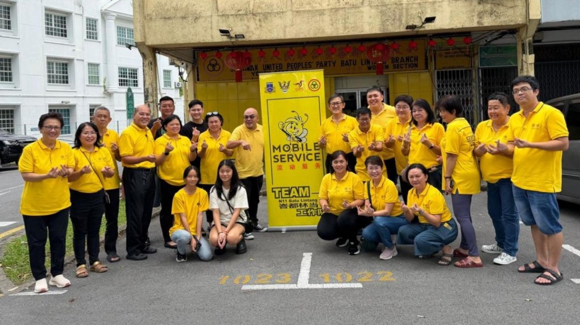 薛华东（右8）领导的东哥团队积极为民服务；第二排左6起为人联党峇都林当支部妇女组主席甲必丹何月明及青年团团长黄昭信市议员等人。