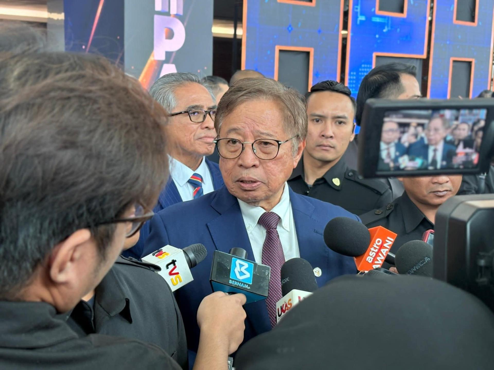 砂总理阿邦佐哈里接受媒体采访一瞥。