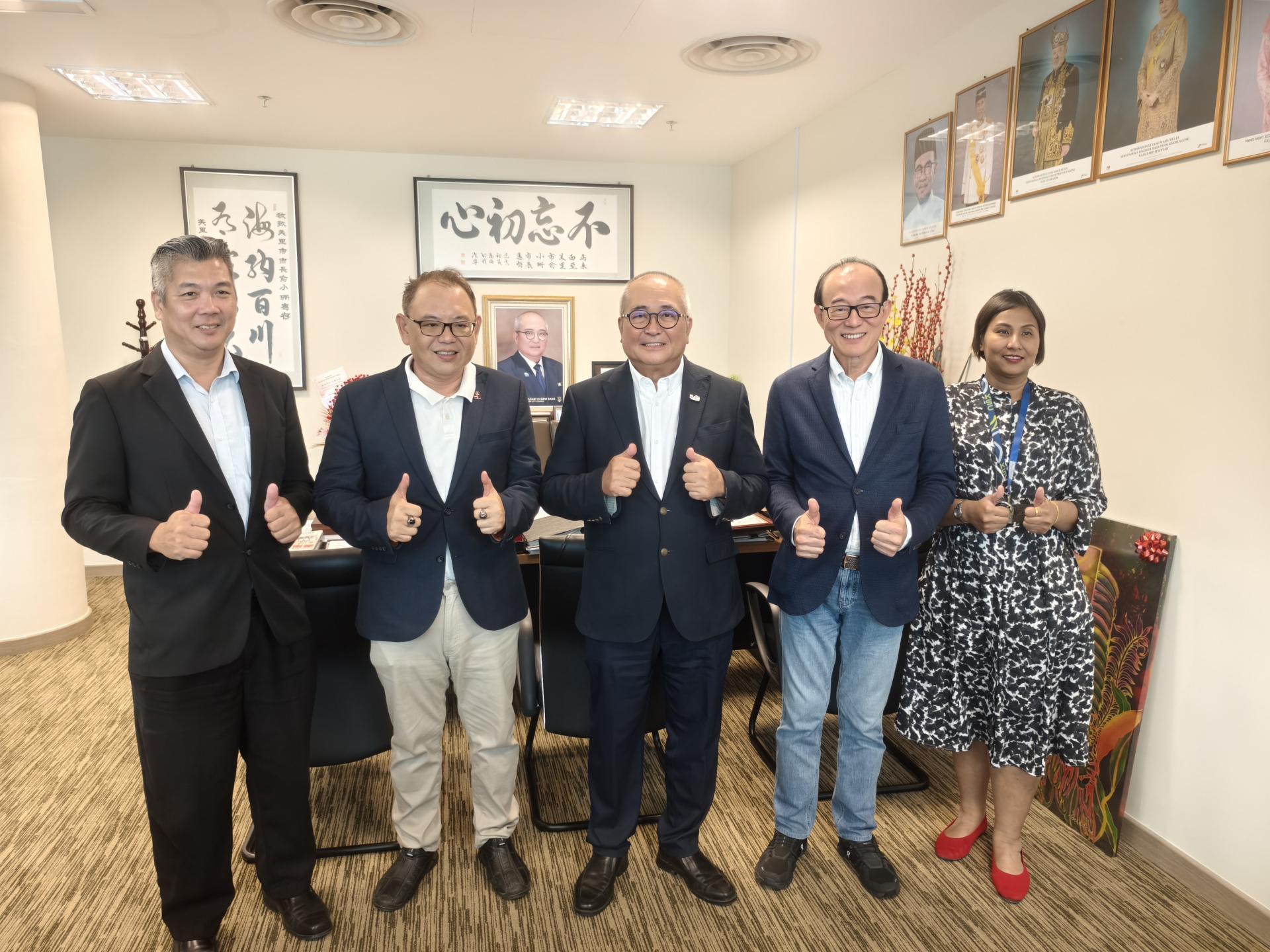 美砂集团主席张祖德建筑师（右2）率团队礼貌拜会美里市长俞小珊（中）合影。