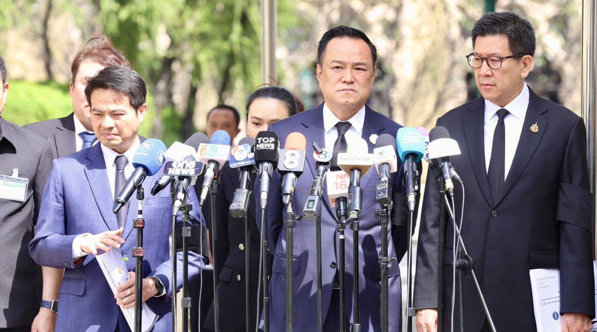 阿努廷（中）回应媒体的提问。