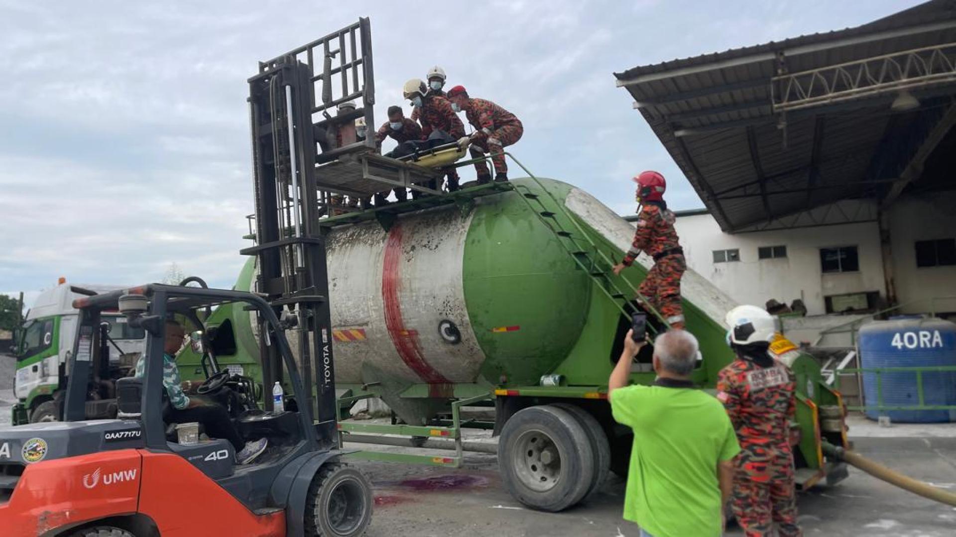 消拯人员在厂方协助下，用起重机将死者遗体移下。