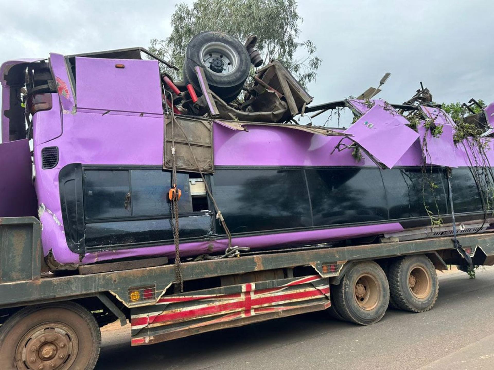 失事巴士河里打捞上来。（图：新华社）