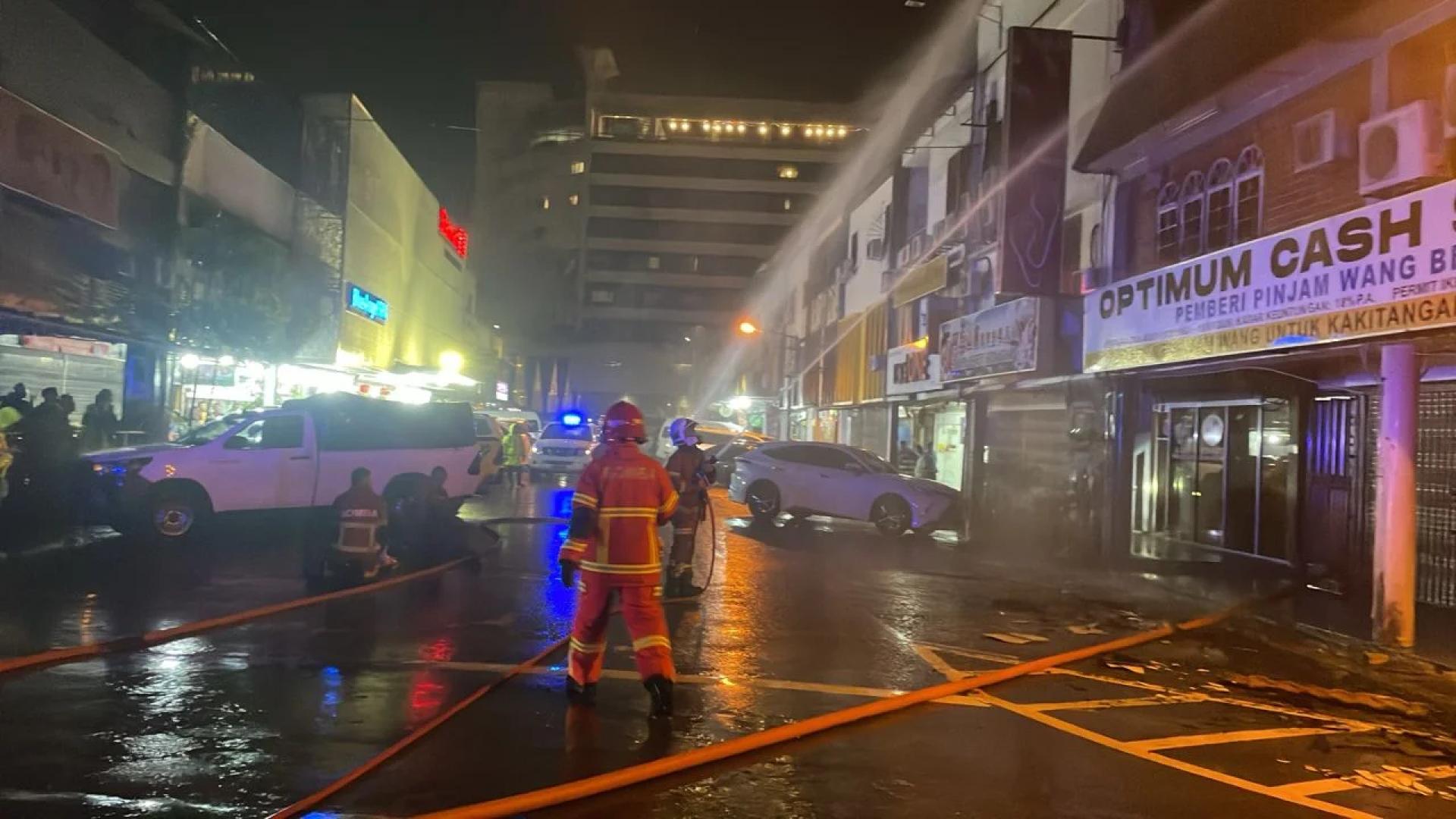 消拯员在浓烟中奋力扑灭深夜大火。