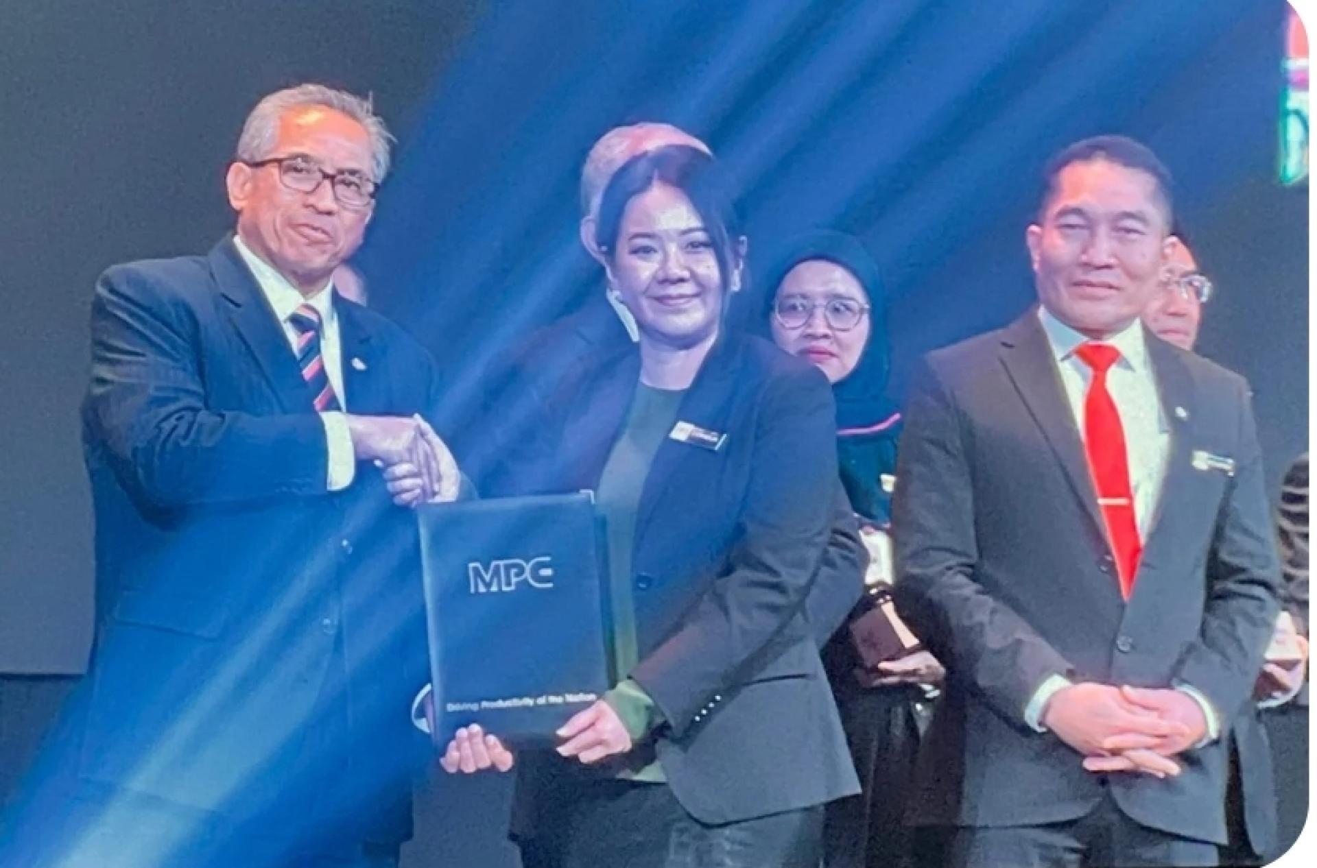 联邦政府首席秘书丹斯里沙姆斯（左）颁发证书给砂拉越商用车辆注册局总监黄翠。