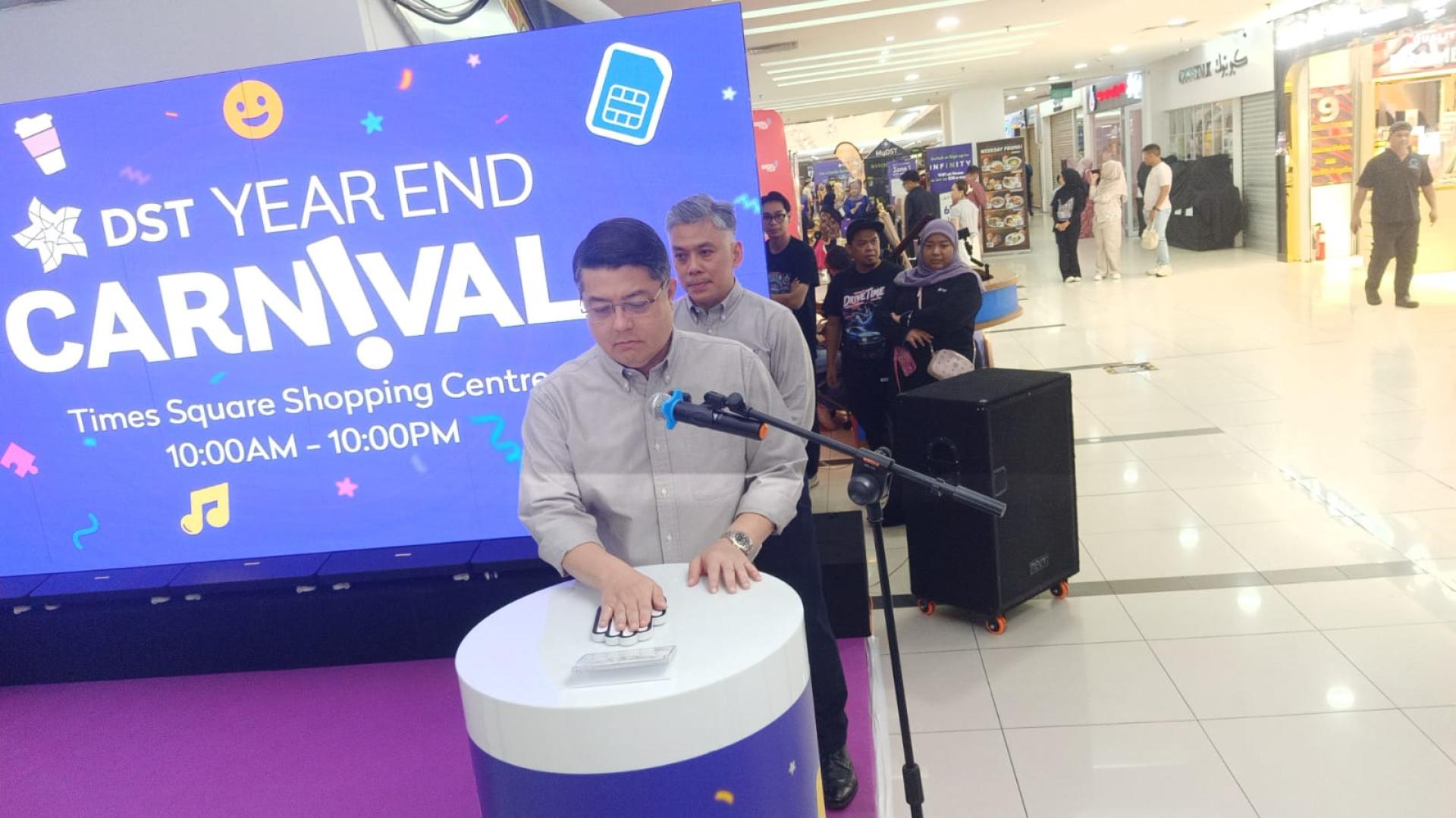 DST有限公司董事主席索菲安与首席执行员拉丁共同主持DST年终嘉年华开幕仪式。