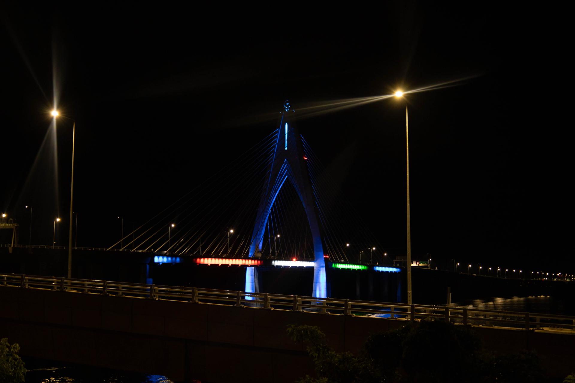 苏丹奥马阿里赛夫丁大桥亮篮色灯光。