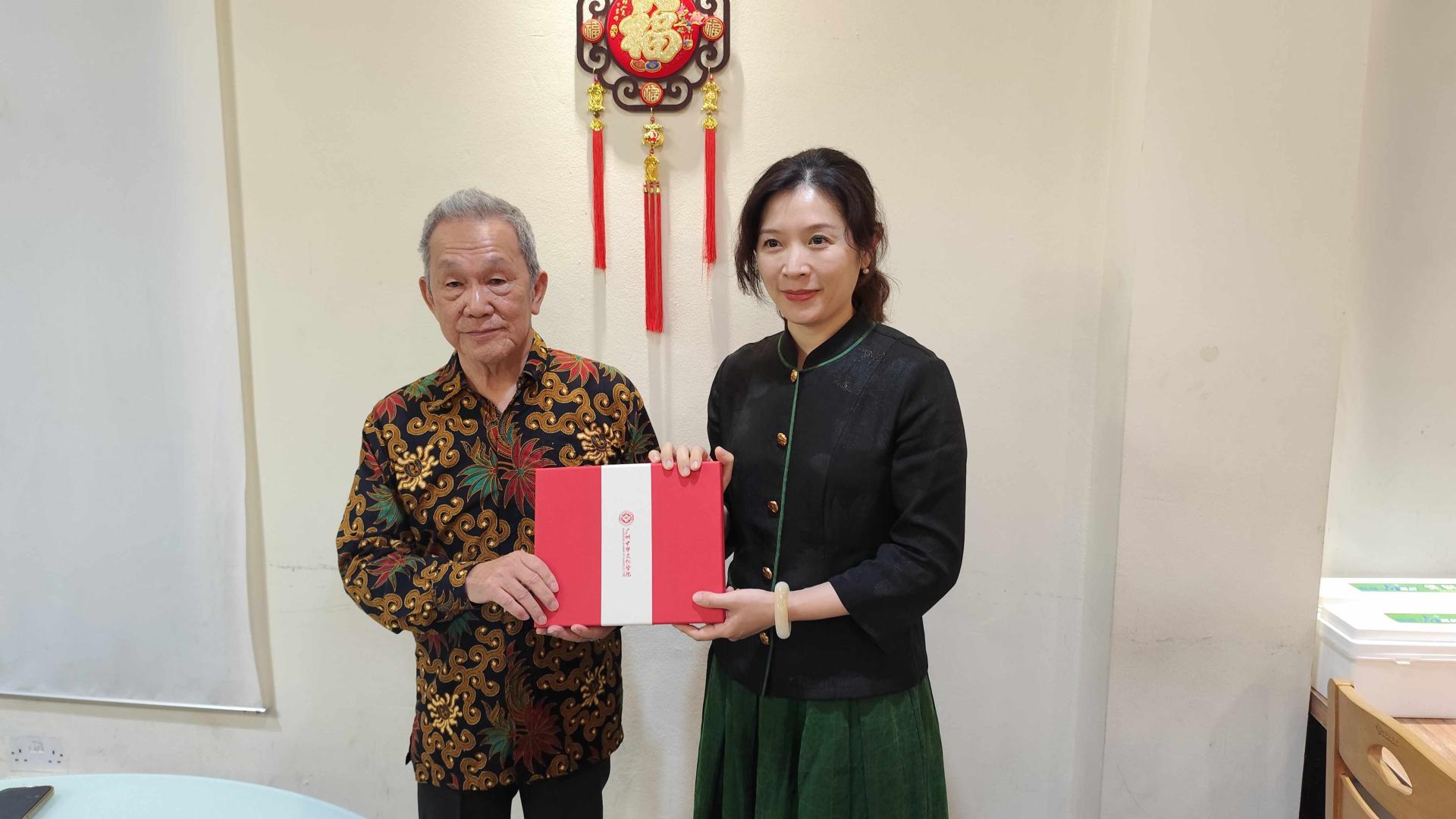 孙德安会长接受王桢桢院长赠送纪念品