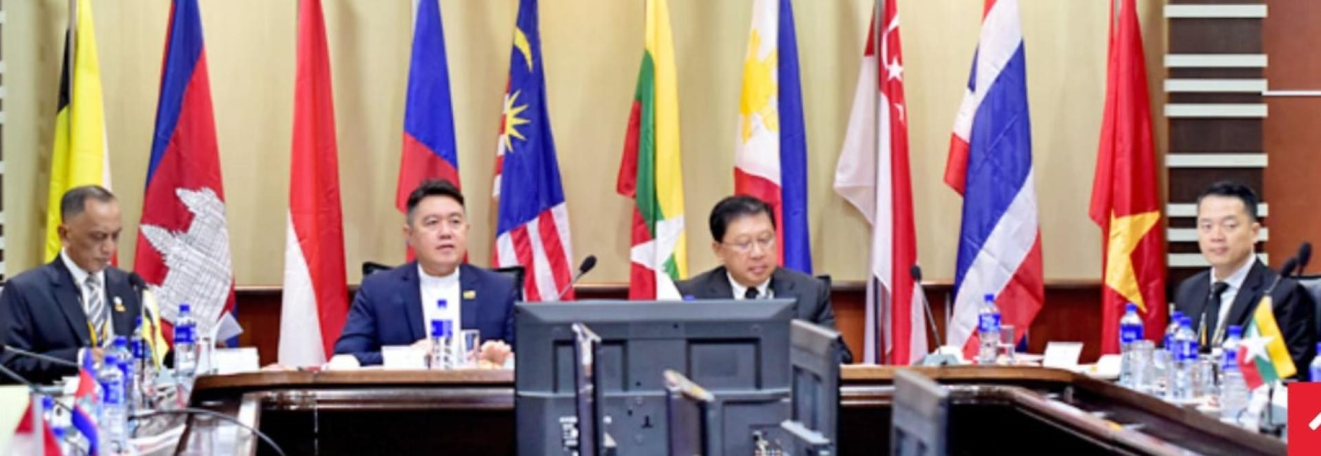 汶莱教育部常任秘书阿兹曼主持会议