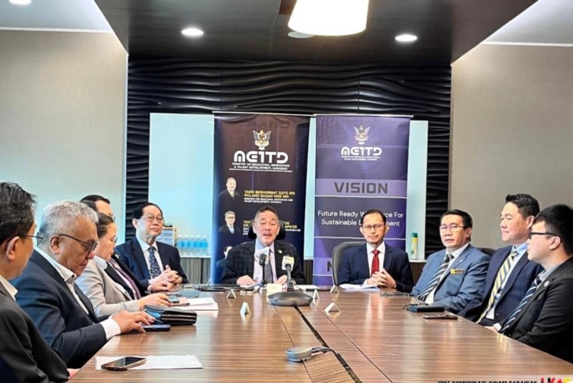 拿督斯里罗伦沙加（中）在发布会上发言。