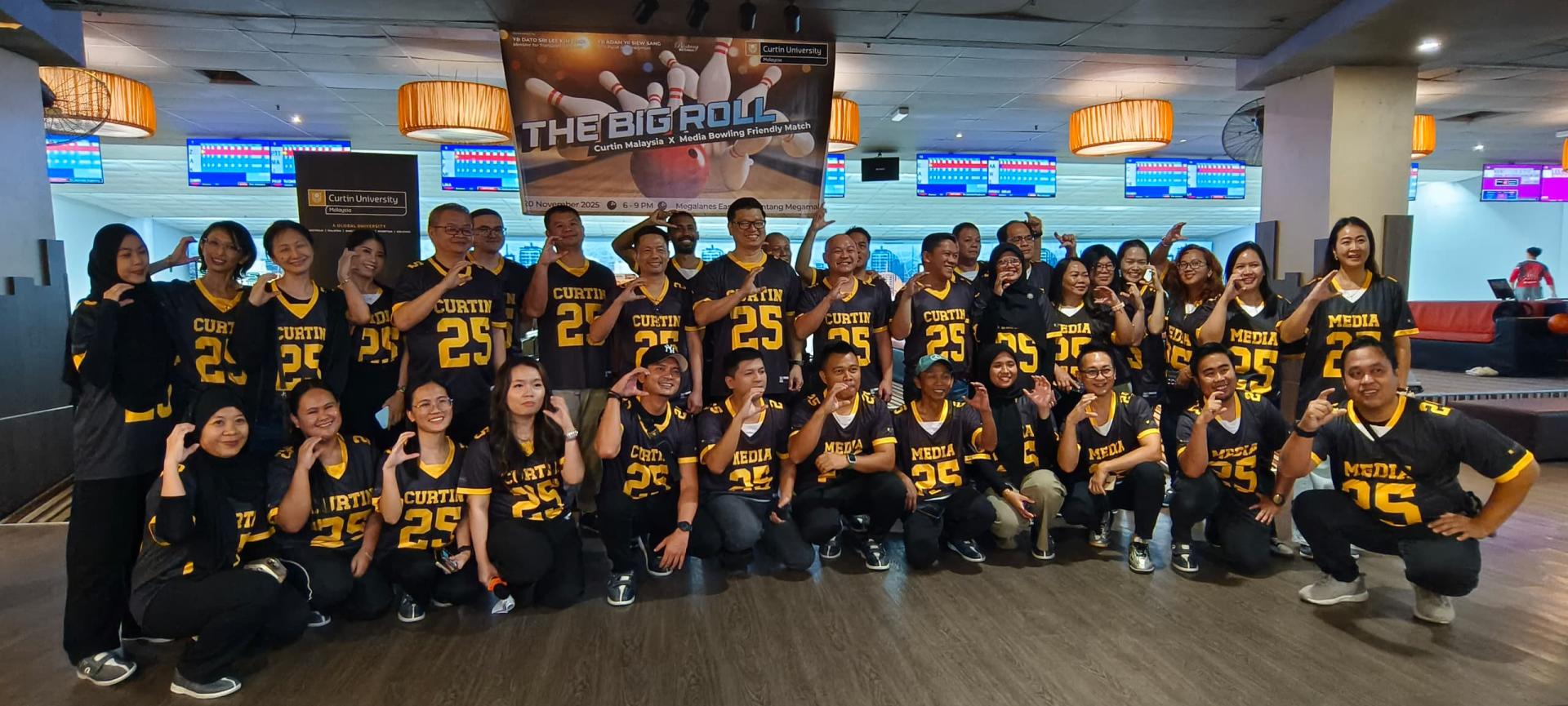 科廷与媒体保龄友谊赛参与者在赛前与开幕嘉宾市长俞小珊的代表范宏祥市议员合影。