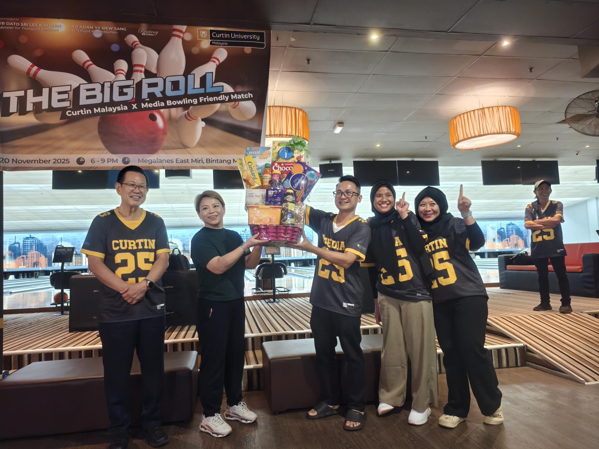 美里星城广场总经理陈苏玲（左2）颁发冠军奖予优胜队伍。左为闭幕主宾拿督斯里李景胜。