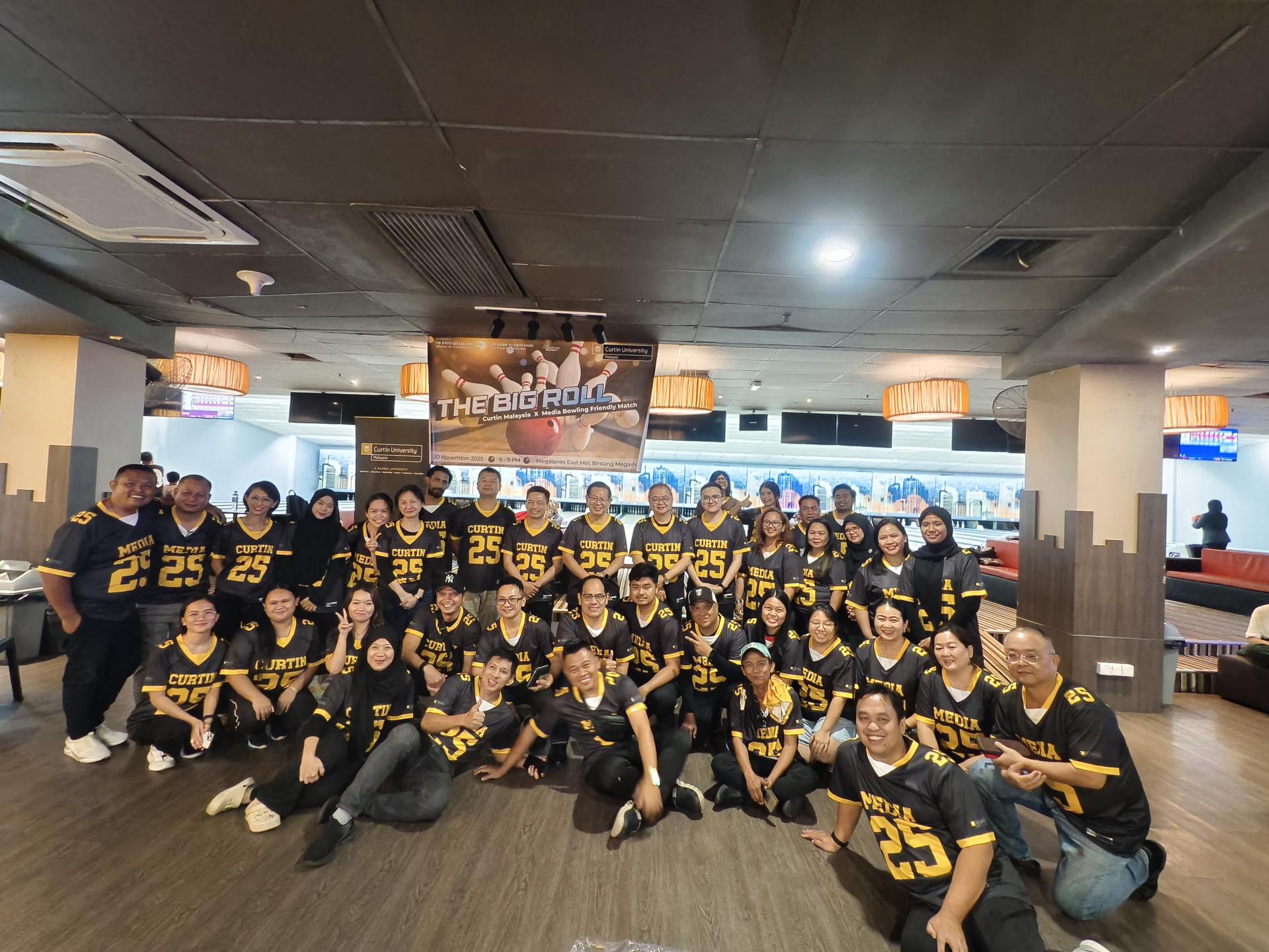 参与者与闭幕及颁奖典礼主宾拿督斯里李景胜合影。