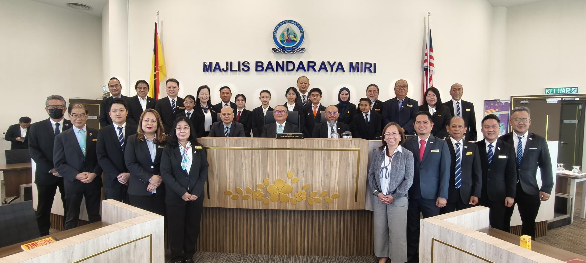 前排左起为美里市政局代秘书阿都拉曼、美里市长俞小珊、副市长阿里芬与7名少年市议员合影。