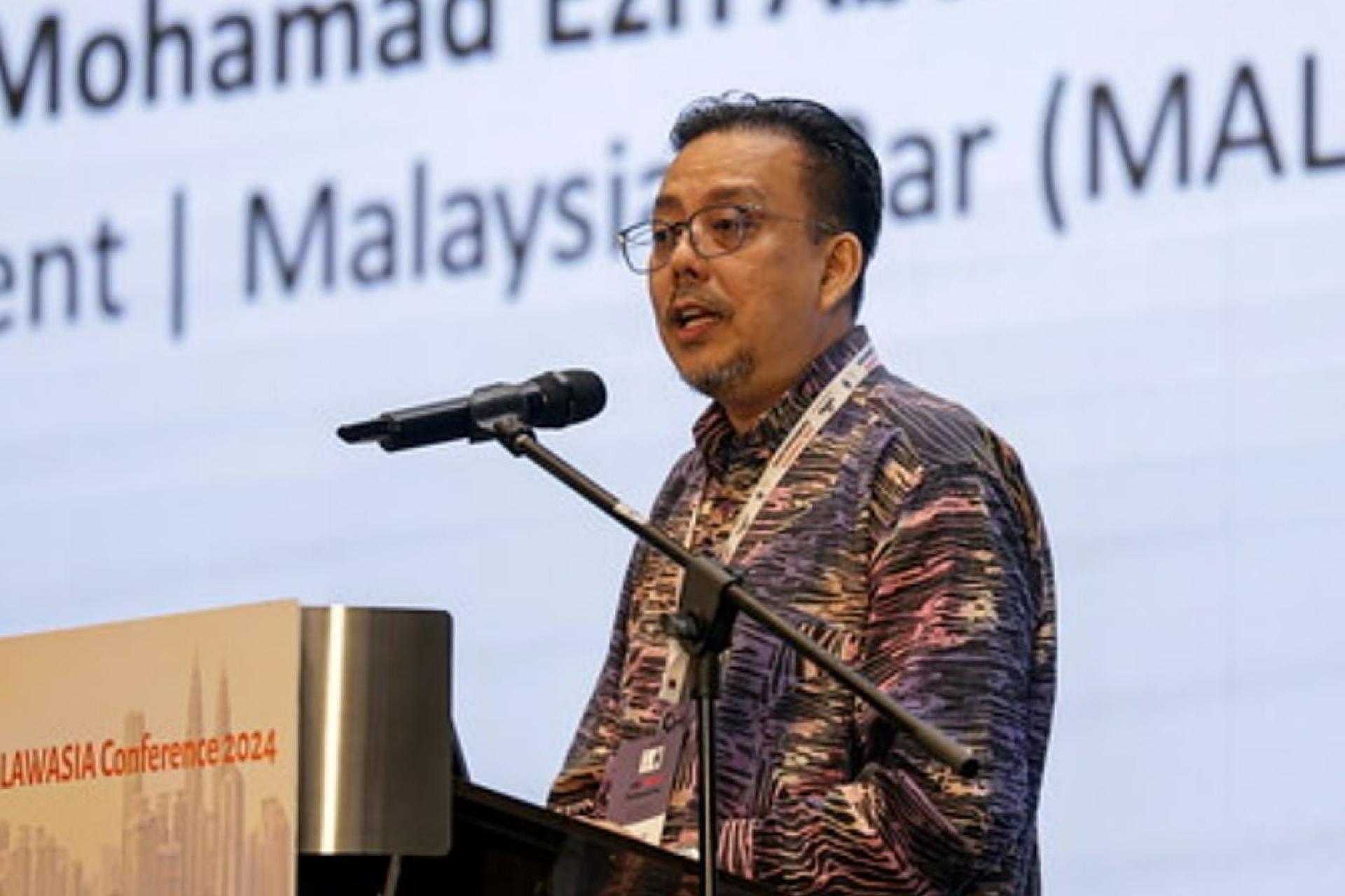 依兹里警告涉及施贿的律师或事务所将面对律师公会的纪律对付。