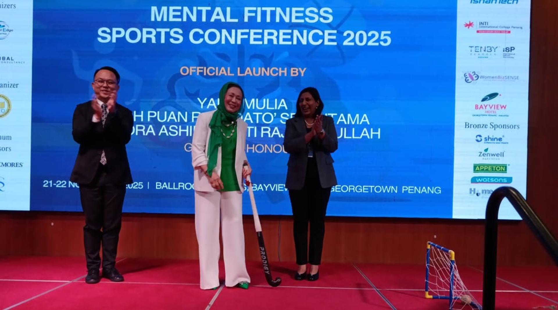 槟州元首夫人杜潘诺拉希金（中）主持开幕仪式。左为魏子森，右为巴拉蒂。