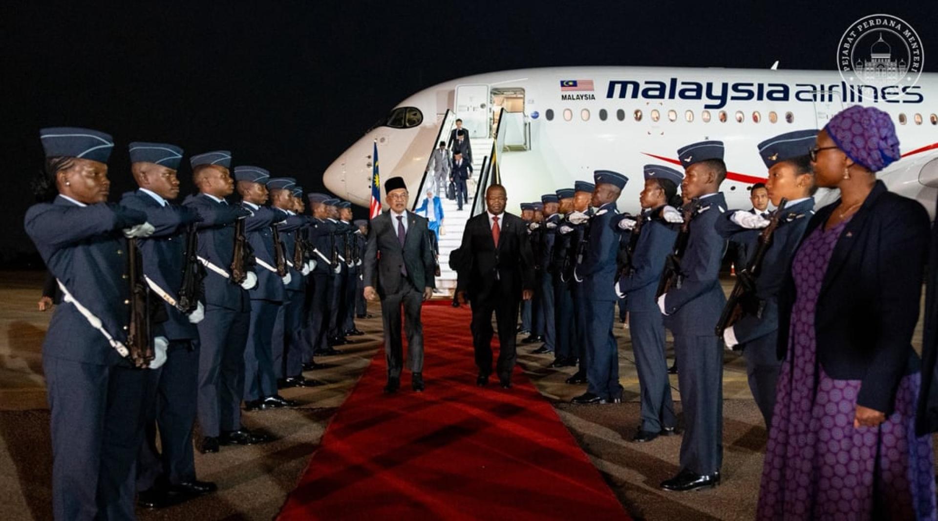 首相安华是于周四傍晚6时38分（大马时间周五凌晨12时38分）抵达南非，出席二十国集团（G20）领导人峰会。（图取自首相安华脸书）