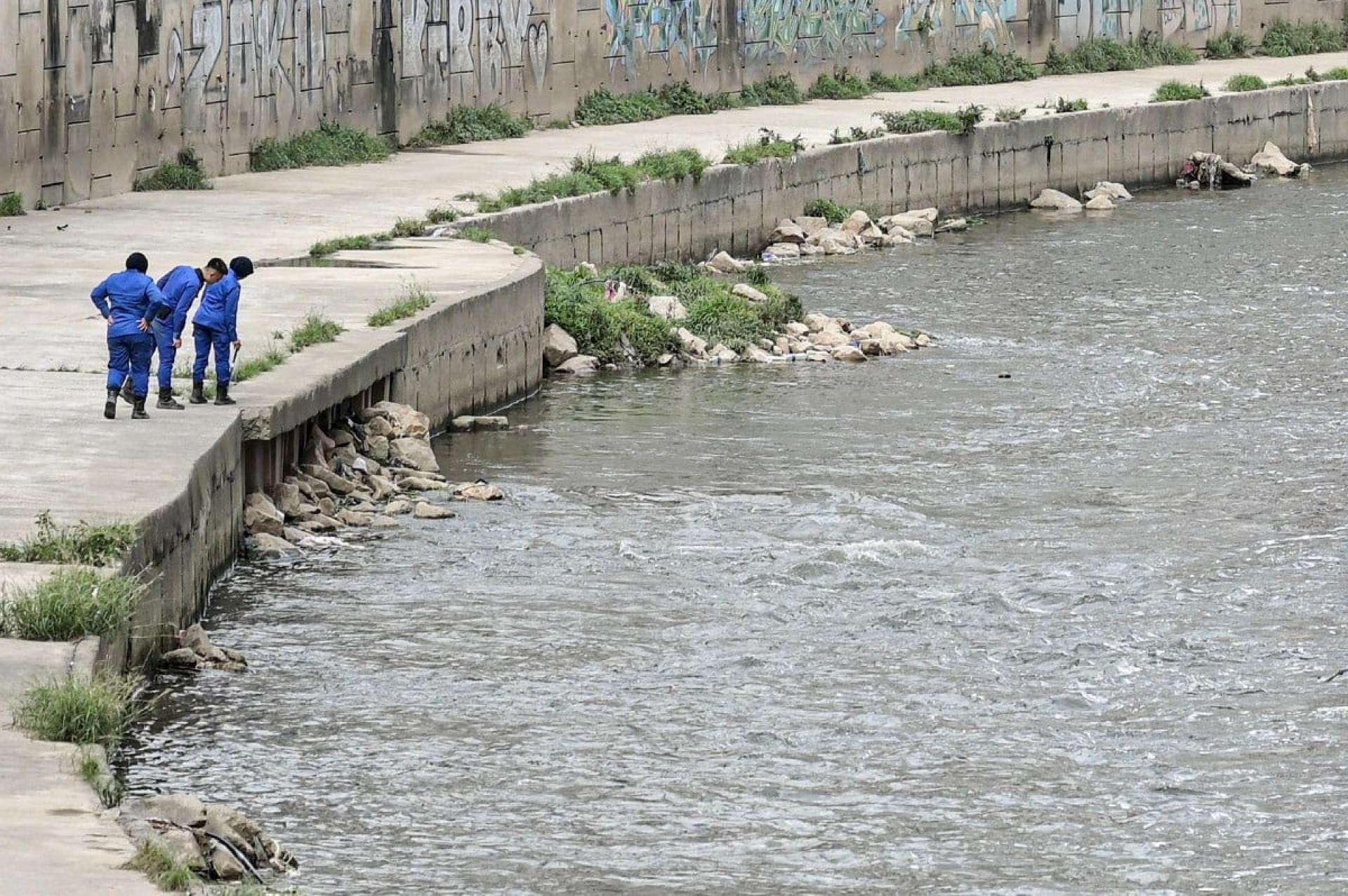搜救队员日前沿着河道进行搜寻。（马新社图片）