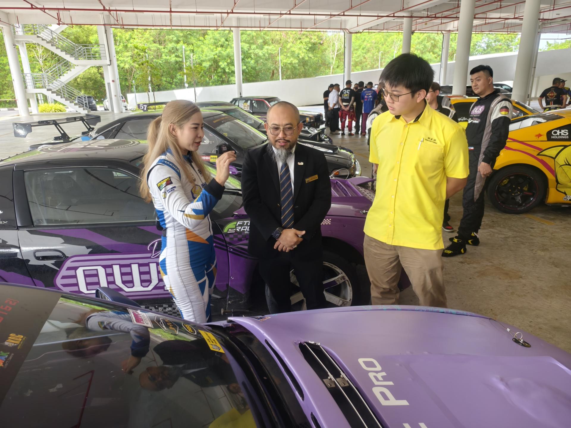 右起为砂旅游部副部长拿督陈超耀的代表谢家洪、副美里市长阿里芬和2025婆罗洲星漂移系列赛唯一一名女参赛者交流。