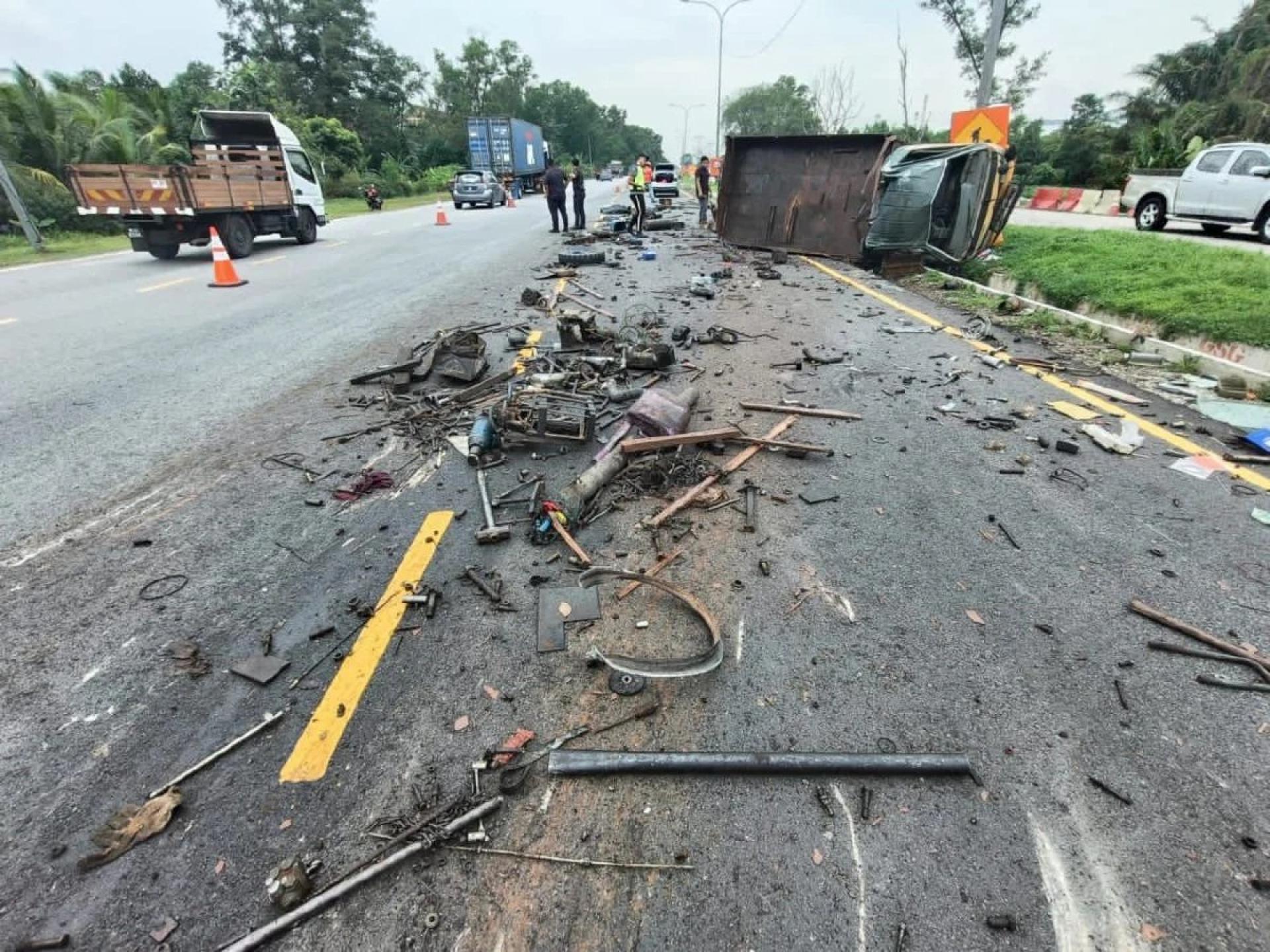 首宗车祸，疑轮胎爆胎，导致罗里失控翻覆，司机当场死亡。
