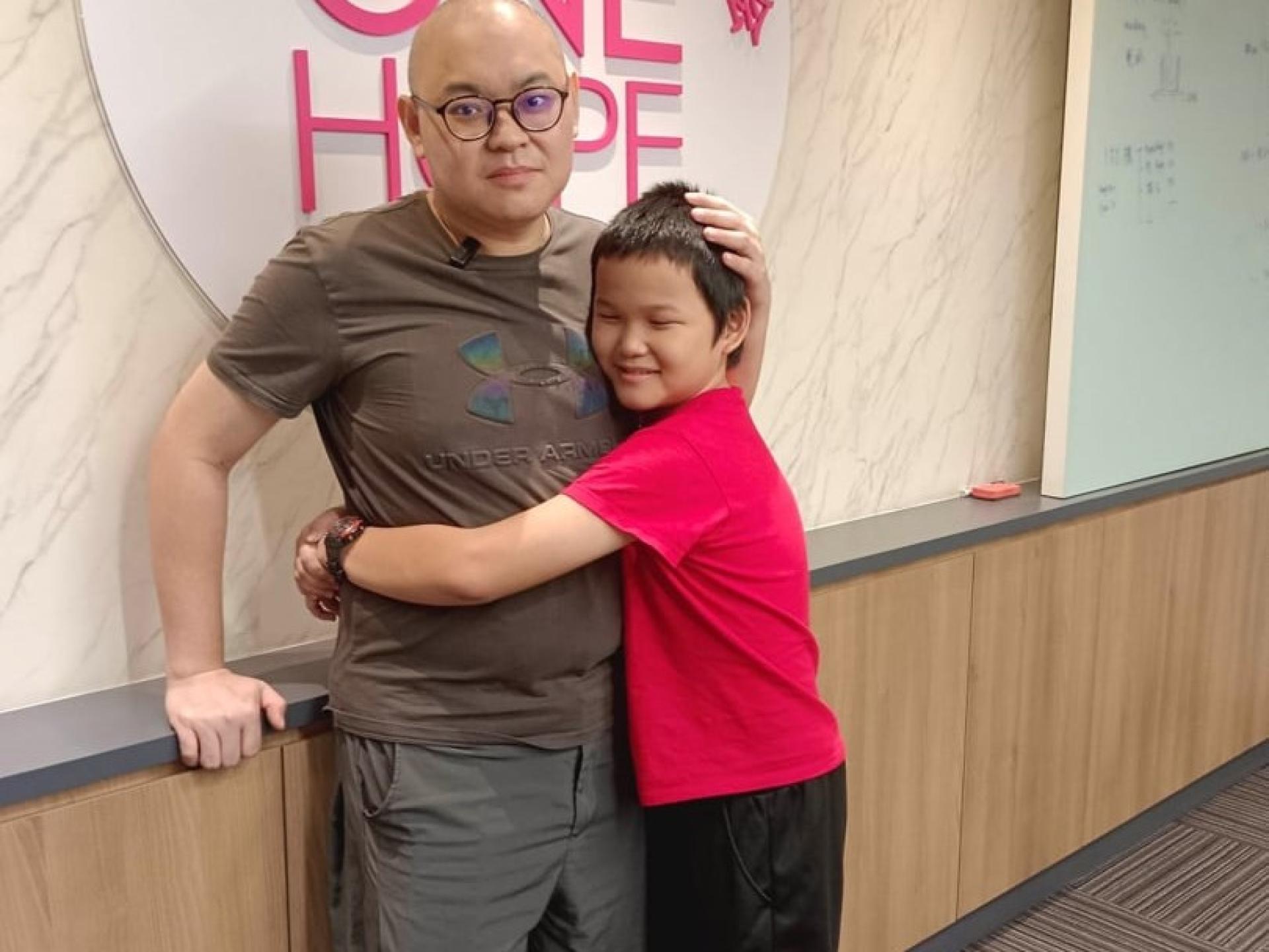 “爸爸，别怕，这次换我来当你的英雄！”