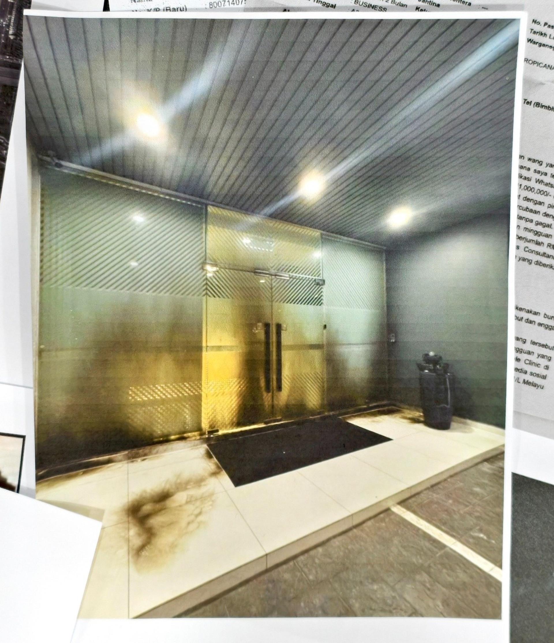 宋女士的医美诊所不但遭阿窿泼漆更被纵火，导致大门玻璃留下怵目焦痕。