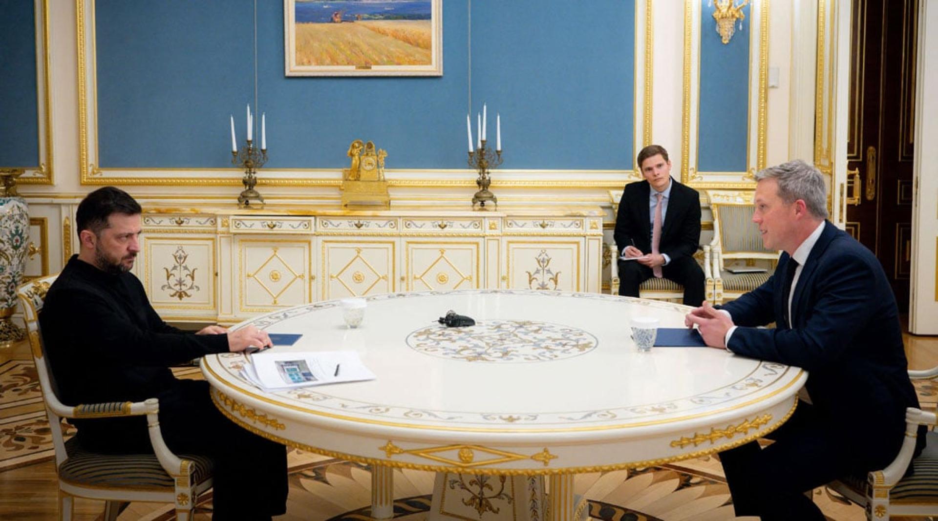 泽连斯基20日与到访的美国陆军部长德里斯科尔会谈。